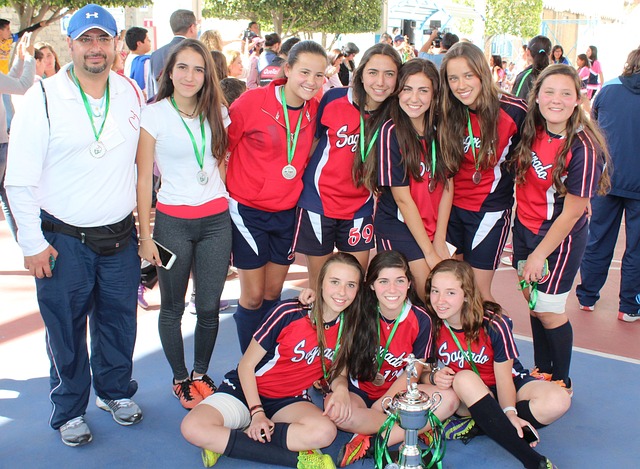 一年前夜游香港时施救落海者 三名深大学生获香港“好市民奖”.